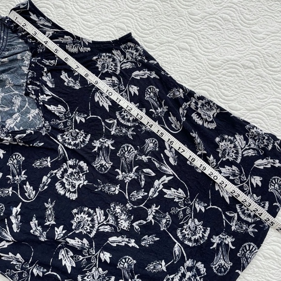 Daisy Fuentes Navy Blue and White Floral Sleeveless Top - Picture 7 of 12